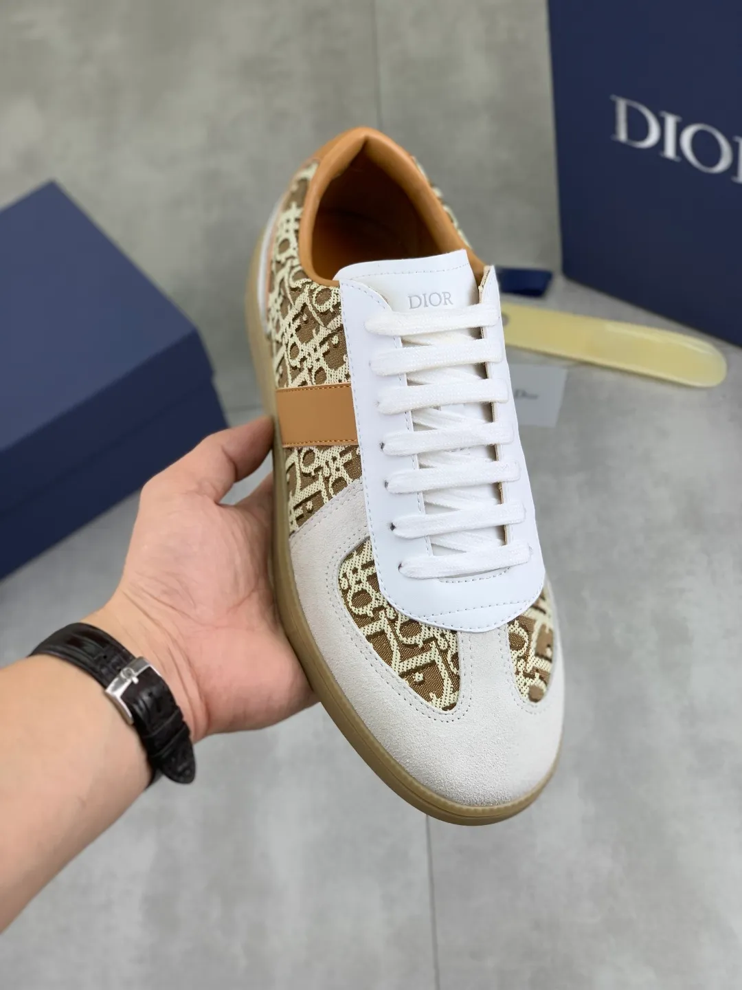 Men's shoes 💰P360 New Dior B01 moral training shoes, white first-layer cowhide, original molded outsole. New to the fall collection, this sneaker marks the return of a Dior classic, reinterpreted in a stylish and elegant silhouette. Crafted from white smooth first-grain cowhide with a tonal silk sheepskin lining, it features the Dior logo on the tongue and inner sides, and a CD icon on the heel. Paired with Tpu anti-slip soles of the same color, it can be matched with various styles to create a sophisticated look.  Code number: 38-44